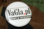 Znaczek VaGla.pl Prawo i Internet na bluzie w kamuflażu Woodland 