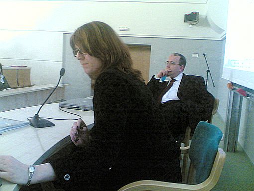 Justyna Kurek z dr Wiewiórowskim w tle