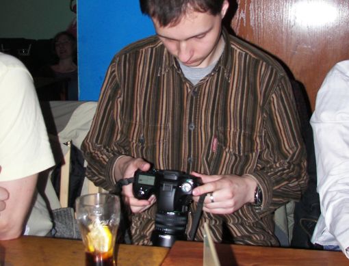 Marcin W. Dąbrowski sprawdza zdjęcia