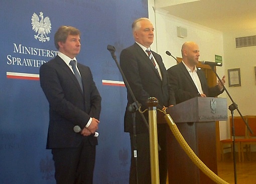 Minister Gołaczyński, Minister Gowin, Piotr Waglowski na konferencji w Ministerstwie Sprawiedliwości