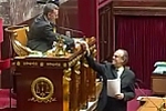 Frederic Mitterrand przed rozpoczęciem przemówienia w Zgromadzeniu Narodowym