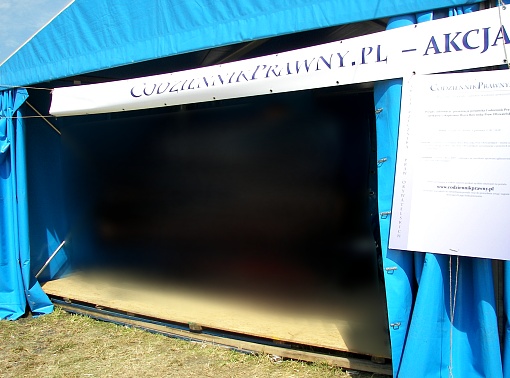 Bannery, tablice serwisu CodziennikPrawny.pl na jednym z namiotów wystawionych w czasie przystanku Woodstock w 2009 roku