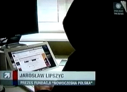 Polsatowskie Wydarzenia z 17 stycznia 2010 roku - zakapturzony Jarek z Płocka dwukrotnie został podpisany imieniem i nazwiskiem prezesa Fundacji Nowoczesna Polska