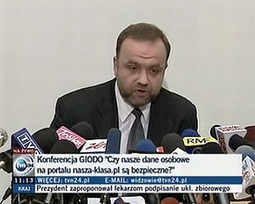screenshot materiału z konferencji prasowej, wyemitowanego przez TVN24
