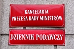 Kancelaria Prezesa Rady Ministrów, Dziennik podawczy - tablice urzędowe na ścianie budynku rządu