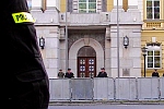 Wejście do Kancelarii Prezesa Rady Ministrów w dniu protestu pielęgniarek w czerwcu 2007 roku