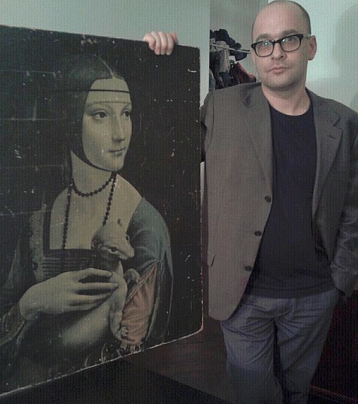 Jarosław Lipszyc obok reprodukcji obrazu pt. Dama z gronostajem