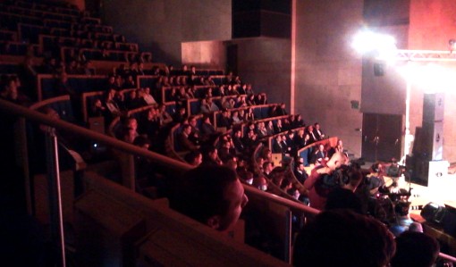 Zdjęcie przedstawia 1/3 Auditorium Maximum UJ, a aula była pełna