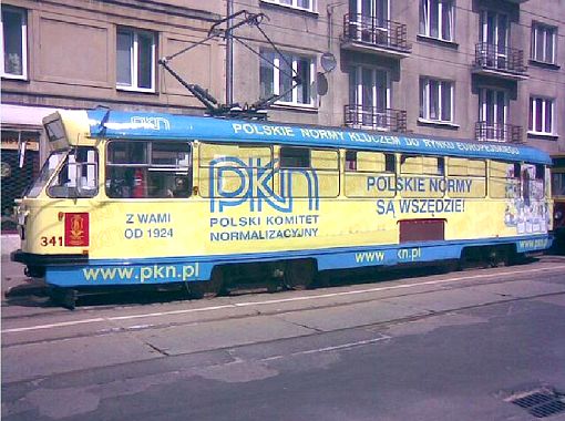 Warszawski tramwaj niosący reklamę PKN