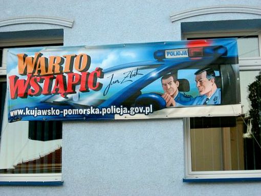 baner reklamujący strony internetowe policji: Warto wstąpić, Jan Żbik, www.kujawsko-pomorska.policja.gov.pl