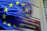 Flaga UE i tablica MKiDN