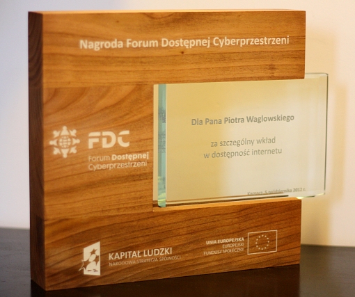 Oprawiona w trzy kawałki grubego drewna kryształowa płytka nagrody FDC za szczególny wkład w dostępność internetu