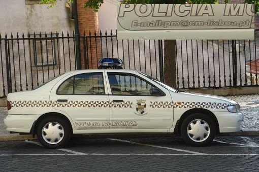 wóz Policia Municipal z adresem poczty elektronicznej na burcie