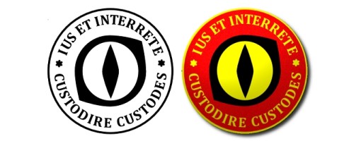 Rewers pieczęci - Kocimpas, nad nim napis: IUS ET INTERRETE (prawo i internet), poniżej dewiza: CUSTODIRE CUSTODES (pilnować pilnujących)