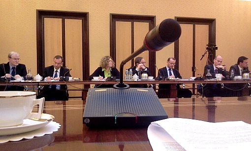 Ministrowie przysłuchujący się debacie środowiska internetowego z Panem Premierem