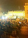 tłum pod Pałacem Prezydenckim w Warszawie