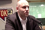 Piotr Waglowski w studio radia TOKFM