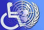 ONZ oraz niepełnosprawni - Convention on the Rights of Persons with Disabilities - grafika przedstawiająca flagę ONZ i znak dostępności dla niepełnosprawnych