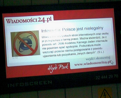 Infoscreen w warszawskim metrze z reklamą serwisu Wiadomości.24