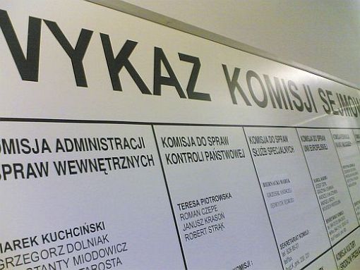 Tablica z wykazem Komisji Sejmowych