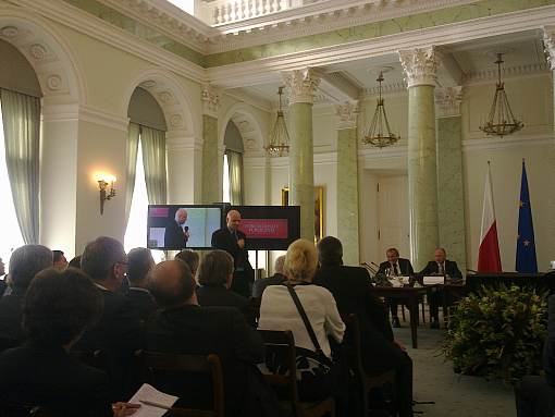 Piotr Waglowski podczas dyskusji na prezydenckiej konferencji nt. społeczeństwa informacyjnego